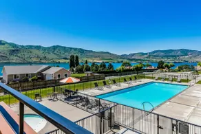 2BR lake-view condo with 6 pools, hot tub, & gym - Image 3