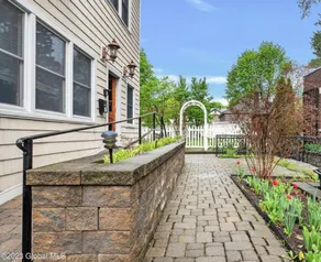ABBA House Retreat: Centrally Located Grand Manor - Image 4