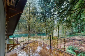 Spacious riverfront lodge with beach access, priva - Image 2