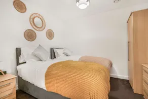 Old Trafford Comfy Stay with Patio & Free Parking - Image 5