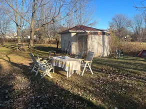 Spacious Backyard Room - Image 2
