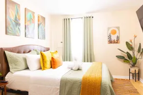Cozy 2BR Guesthouse • Hot Tub • Near Philly - Image 3