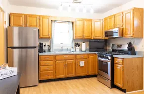 Cozy 2BR Guesthouse • Hot Tub • Near Philly - Image 5