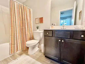 Beautiful Home Near Downtown and Airport, 3BR/2BA - Image 4