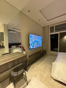 M1003| cosy studio with 75” screen! Self check in. - Image 5
