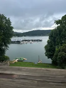 Lakefront family home - Image 2