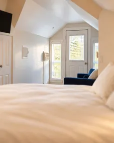 Studio 8~ Modern Loft w/ private balcony - Image 3