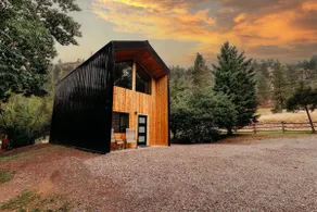 Creek front chalet with hot tub and sauna - Image 3