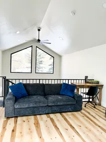 Creek front chalet with hot tub and sauna - Image 4