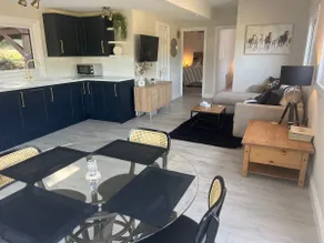 Cosy 2 bed lodge with spacious kitchen /lounge - Image 3