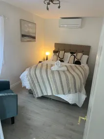 Cosy 2 bed lodge with spacious kitchen /lounge - Image 4