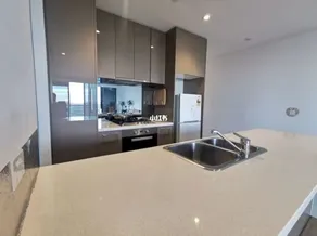 Quiet CBD 3b2b apartment + free parking - Image 4