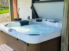 Country Home with Hot Tub Fire Pit for 10 Guests - Image 2