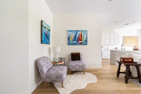 Dora's Heart: 3BR | King Bed | Central and Stylish - Image 2