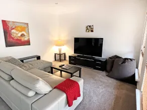 Shadforth Rise: Spacious, modern home, beautiful views, 4 mins to town - Image 5