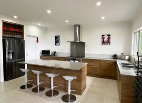Shadforth Rise: Spacious, modern home, beautiful views, 4 mins to town - Image 4