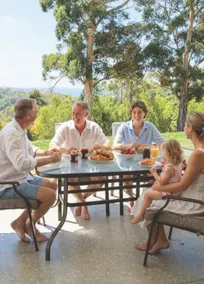 Shadforth Rise: Spacious, modern home, beautiful views, 4 mins to town - Image 3