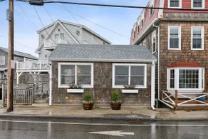 Oceanfront Cottage on Long Sands Beach - Sleeps 4 - Image 2