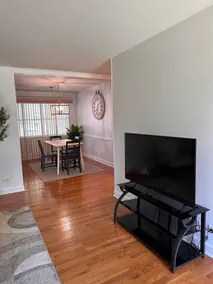 Spacious 3BR Home near O’Hare & Woodfield - Image 5