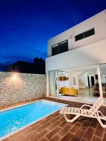 Beach house with pool and exclusive beach 18 people - Image 2
