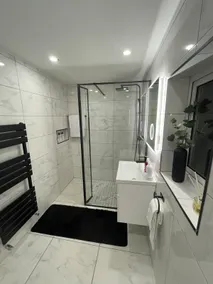 NEW Modern 5 Bedroom House - City Centre - Parking - Image 5