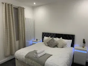 NEW Modern 5 Bedroom House - City Centre - Parking - Image 3