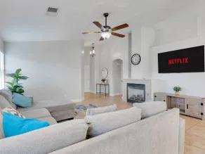 Spacious Home – BBQ, EV, Comfy Beds, Near Shops - Image 3