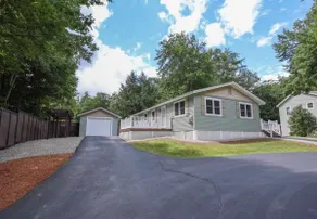 Charming Lake Comm Bungalow - EV charging/86” tv - Image 3