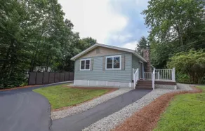 Charming Lake Comm Bungalow - EV charging/86” tv - Image 5