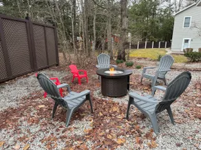 Charming Lake Comm Bungalow - EV charging/86” tv - Image 2
