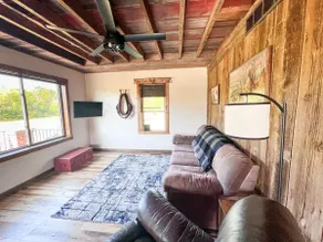 Wheat Hollow Rustic Retreat-Dog Friendly - Image 2