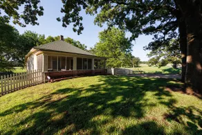 Cozy Home on the Outskirts! - Image 3