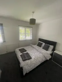 Cozy 2 bed house near to M8 - Image 2