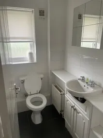 Cozy 2 bed house near to M8 - Image 3