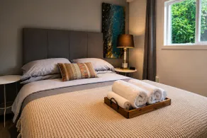 Private 2 Queen Beds Home in North Vancouver - Image 3