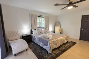 Updated 4 bed/3 bath Near Dwntn & Beach - Image 3