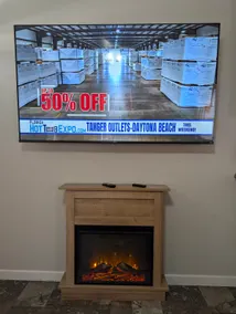 Citrus Lodge. 70” TV. Patio. Quiet & Free Parking - Image 2