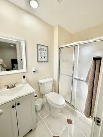 Cozy Farmhouse Home in Miami - Image 4