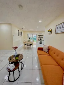 Cozy Farmhouse Home in Miami - Image 2