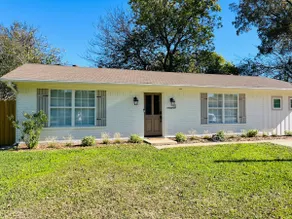 Charming 3BR home located on Downtown Square! - Image 2