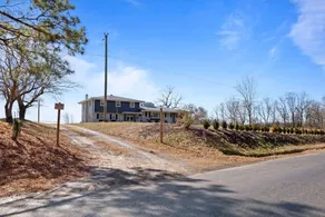 Newly Renovated, Luxury Historic Green Estate Farm - Image 2