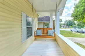 Classic Cooper Young Bungalow | Walkable, Sleeps 7 - Image 4