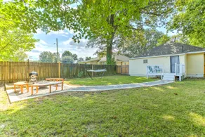 Classic Cooper Young Bungalow | Walkable, Sleeps 7 - Image 5