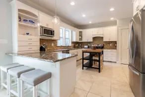 Walk to Stadium at Luxury Home Backyard & Parking - Image 4