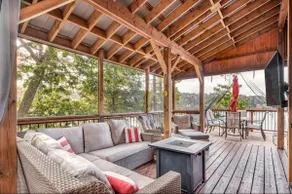 Classic Canadian Cottage with Million Dollar View - Image 5