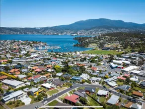 Studio w Huge deck n Stunning view; walk to shops - Image 2