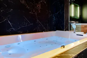 Lovers' Retreat • Jacuzzi •Sauna •Air condition - Image 2