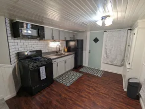 Historic Little Italy Garden Apartment - Image 4