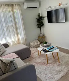 Cosy Cottage| Near park, shops & pool•PARKING - Image 2