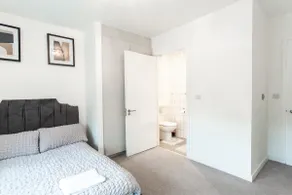 2 Bedroom Luxury Apartment in Barking - Image 5